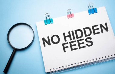 Mavi masadaki kağıt not defterine HAYIR yazan büyüteç hoparlörü..