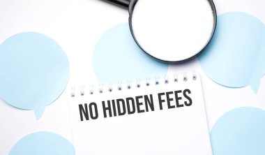 Beyaz not defteri ve mavi konuşma baloncukları. Gizli ödemesiz mesaj at. İş konsepti