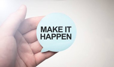 İş adamı elinde bir mesaj içeren konuşma köpüğü kağıdı tutuyor.