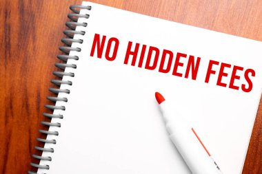 Not defterine yazılı metin HAYIR gizli ücretler, yukarıdan ofis ahşap tablosu, blog başlığı veya başlık resmi konsepti. Yıllanmış vintage rengi görünümü.