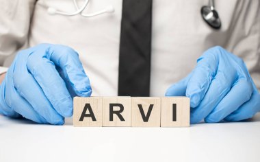Doktorun elinde arvi yazan küpleri. Bakım kavramı.