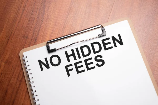 Gizli Haber Kaydı Tahta masadaki beyaz kağıt üzerinde