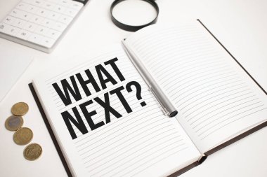 İş aksesuarları, hesap makinesi, madeni paralar, raporlar ve metin ile büyüteç.