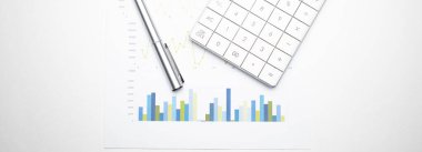 Finansal verileri içeren bir hesap makinesi. İş ve mali araştırma kavramı.