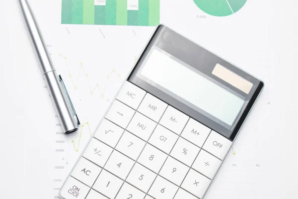 Калькулятор Ручкой Финансовых Данных Концепция Деловых Финансовых Исследований — стоковое фото