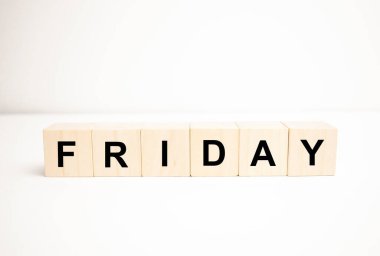 Cuma kelime konsepti. Tahta küpler, not defteri, kalem ve iş çizelgeleri.