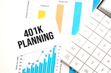 Kullanılabilir metin konsepti finanse ediliyor. Hesap makineli ofis çalışma masası, grafikler, raporlar ve çok renkli arkaplan üzerine küçük bir kağıt parçasına 401 K Planlama.