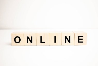 Online kelime kavramı. Tahta küpler, not defteri, kalem ve iş çizelgeleri.