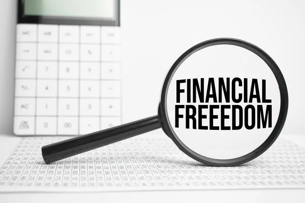 Lupa Com Texto Liberdade Financeira Sobre Mesa Branca Com Calculadora — Fotografia de Stock