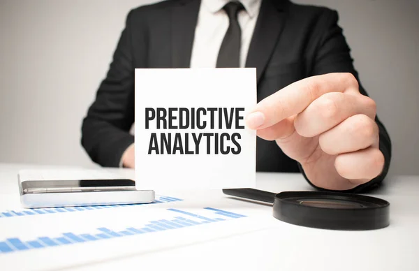 Biznesmen Trzymający Kartkę Papieru Wiadomością Predictive Analytics — Zdjęcie stockowe