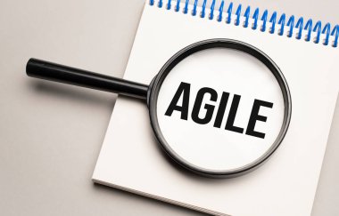 Grafik arkaplanında AGILE sözcüğü olan büyüteç