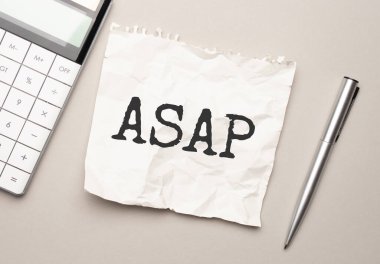 Kırmızı kalemle. - Evet. Kal. Hesap makinesi ve beyaz arkaplan. Not defterinde askıntı işareti