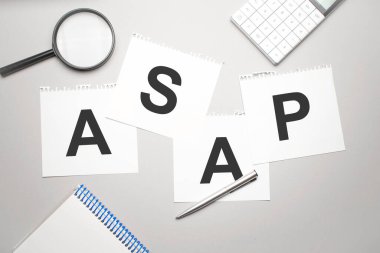 Metin içeren büyüteç, hesap makinesi, kalem ve kağıt sayfası