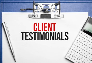 İş ve finans kavramı. Masanın üzerinde bir defter, bir kalem, hesap makinesi ve bir klasör var.