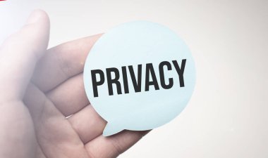 İş adamı elinde bir mesaj içeren konuşma köpüğü kağıdı tutuyor.