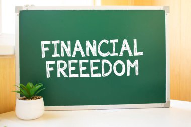 Okul yönetim kurulunda tebeşirle serbest dolaşım, arama motoru optimizasyonu ve web siteleri. Masa, süpürülmüş kağıt topları, bilgisayar klavyesi