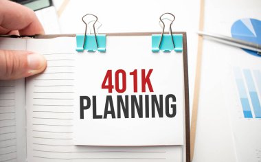 Beyaz gelecekteki hesap makinesi, kağıt çarşaf, pembe ataç ve gümüş renkli kalem. Metin 401K Planlama