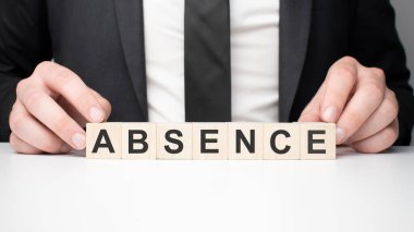 Tahta bloğu tutan bir iş adamı. İş adamı mesaj yokluğuyla tahta küplere göz kulak oluyor. Finansal. finansman