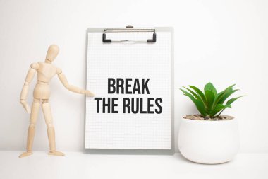 Küçük tahta tahtadaki Kural tabelasını kır, sehpanın üstünde tıbbi steteskopla dinlen.