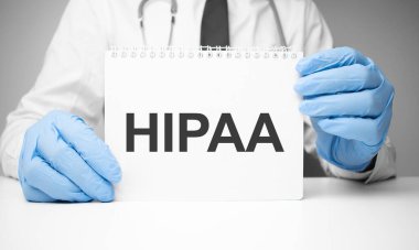Doktorun ellerinde steteskopla hipaa metni olan beyaz etiket.