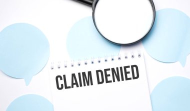 Beyaz not defteri ve mavi konuşma baloncukları. Mesaj Talebi Reddedildi. İş konsepti