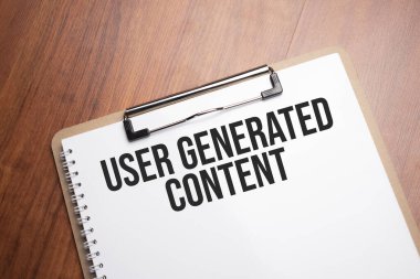 Kullanıcı Genişletilmiş İçerik metni ahşap masanın üzerindeki beyaz kağıt üzerinde