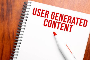 Metin Kullanıcı Generated Contenent not defteriyle yazılmış, Ofis ahşap tablosu yukarıdan, blog başlığı veya başlık resmi için konsept resmi. Yıllanmış vintage rengi görünümü.