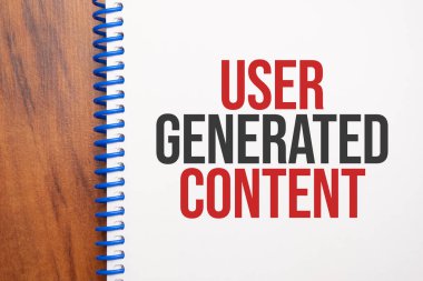 Metin Kullanıcı Generated Contenent not defteriyle yazılmış, Ofis ahşap tablosu yukarıdan, blog başlığı veya başlık resmi için konsept resmi. Yıllanmış vintage rengi görünümü.