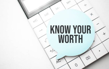 Beyaz arkaplanda sizin değerinizi ve hesap makinenizi bilen metin içeren konuşma balonu