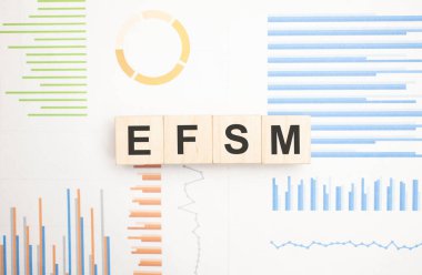 Parlak arkaplandaki tahta küplerin üzerinde kopyalanmış sözcük eflâkçılığı