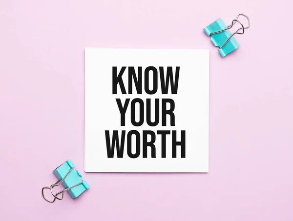 Fehér Könyv Szöveggel Know Your Worth Sárga Alapon Írószer — Stock Fotó