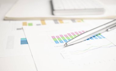 Mali analiz konsepti - kalem ve hesap makineli bir grafik