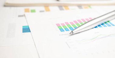 Mali analiz konsepti - kalem ve hesap makineli bir grafik