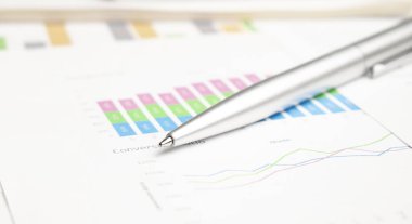 Mali analiz konsepti - kalem ve hesap makineli bir grafik