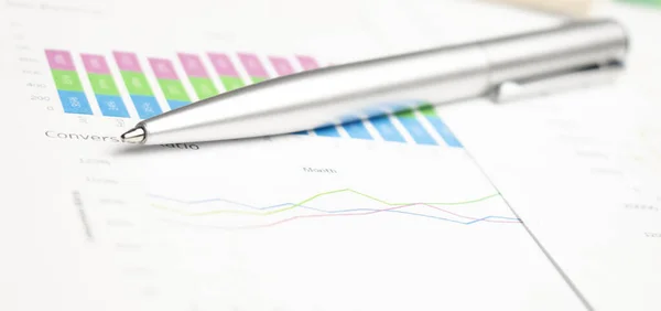 财务分析概念 用笔和计算器的图表 免版税图库照片