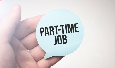 İş adamı elinde konuşma baloncuğu kağıdıyla yarım günlük bir iş mesajı tutuyor.