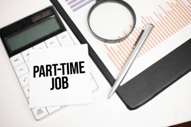 Ofis araçları ve kağıtlarla birlikte sehpada yarı zamanlı iş metni. Üst görünüm.