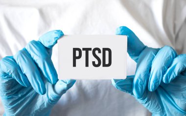 Doktor elinde TSSB yazılı bir kart tutuyor. Tıbbi konsept.
