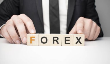 Sözüm söz. Beyaz arkaplanda izole edilmiş harfleri olan tahta küpler ve kopya alanı mevcut. İş Konsepti resmi.