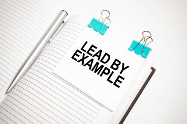 Beyaz gelecekteki hesap makinesi, kağıt çarşaf, pembe ataç ve gümüş renkli kalem. Örnek olarak Metin Yolu