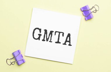 Kırtasiyeli sarı arkaplan üzerinde metin gmta olan beyaz kağıt