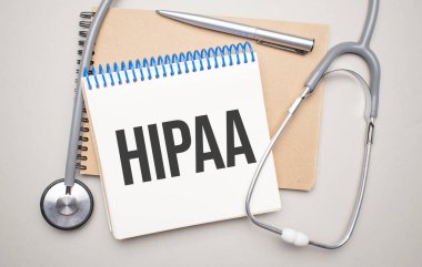 Üzerinde hipaa ve steteskop yazan beyaz bir not defteri. Tıbbi konsept