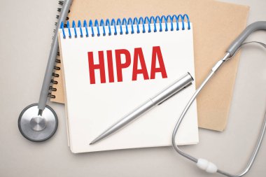 Üzerinde hipaa ve steteskop yazan beyaz bir not defteri. Tıbbi konsept
