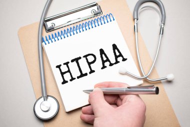 Üzerinde hipaa ve steteskop yazan beyaz bir not defteri. Tıbbi konsept