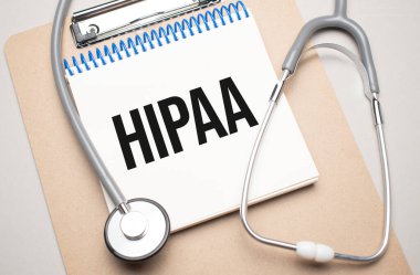 Üzerinde hipaa ve steteskop yazan beyaz bir not defteri. Tıbbi konsept