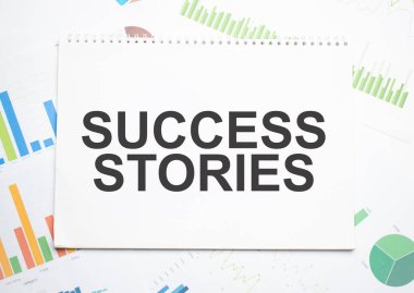 Başarı hikayeleri, Not Defteri 'nde bir metin etiketi ve istatistik tablosu. Pazar analizi, başarılı iş stratejisi.