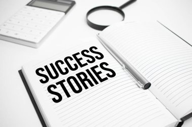 İş aksesuarları, hesap makinesi, raporlar ve metin başarı hikayeli büyüteç