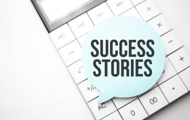 Beyaz arkaplanda metin başarı hikayeleri ve hesap makinesi olan konuşma balonu