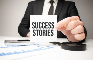 Kağıt tutan bir iş adamı. Başarı hikayeleri içeren bir kağıt.