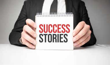 Kağıt tutan bir iş adamı. Başarı hikayeleri içeren bir kağıt.